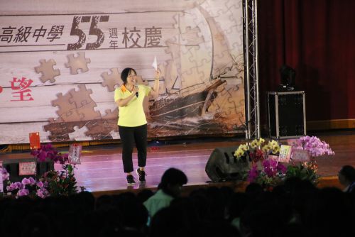 審査結果を発表する黄贇瑾（ファン・ユンジン）校長