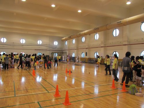 体育館では…