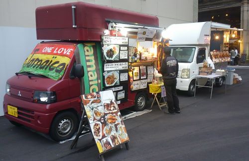 フードトラックが数台あります