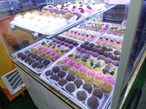 人力移動車のボックスで販売されるブリガデイロ(手前の茶色い商品)などのお菓子