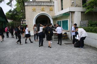 受付で手続きを済ませる参加者