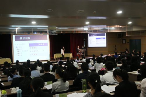 最初は模擬国連のルールと進行方法の講義