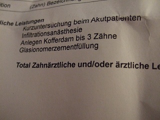 スイスで歯の治療をした時の請求書。治療費、麻酔、詰め物代などの内訳が書かれ、179スイスフラン(約2万500円)かかりました