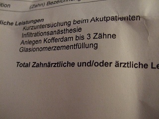 スイスで歯の治療をした時の請求書。治療費、麻酔、詰め物代などの内訳が書かれ、179スイスフラン（約2万500円）かかりました