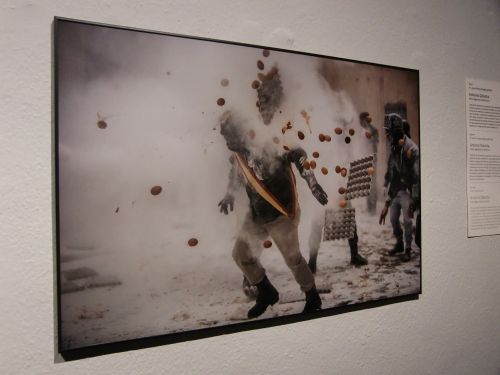 毎年12月28日にスペインのIbi村で催されるイベント。小麦粉、卵と爆竹で戦う