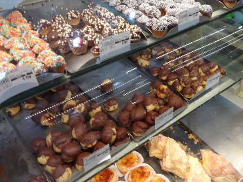 シュークリームに似ているが味が違う、一般的なブラジルのパン屋さんでおなじみのカロリーナ(中段)