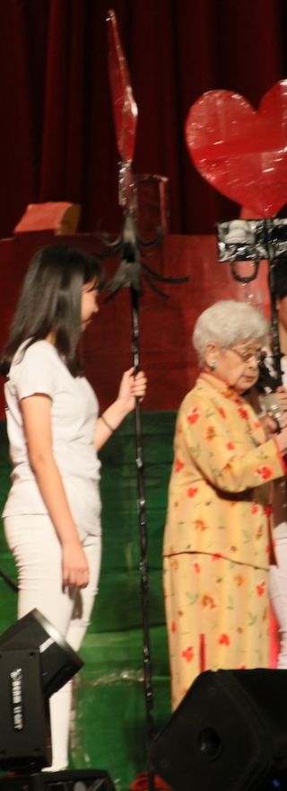 来賓あいさつ時の様子(写真右の来賓は、同窓会名誉会長で95歳の郭林碧蓮氏)