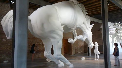 巨大な作品。人の大きさと比べてください