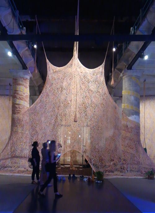 こちらは中に入れます