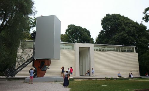 トラックが逆さになっています！