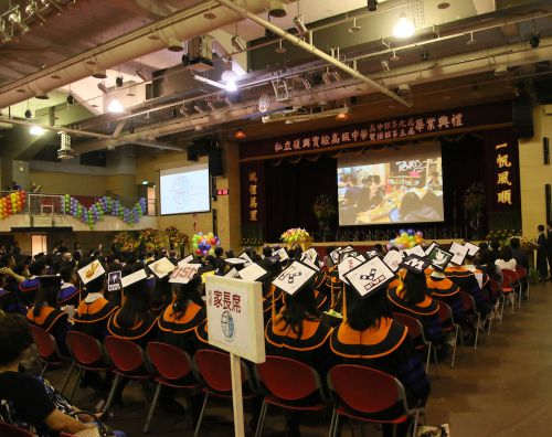 席に着く卒業生