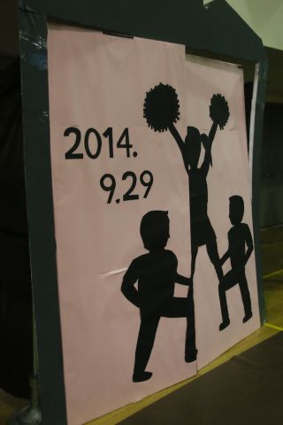 ドアにつけられた装飾。モンスターインクのキャラを模した装飾も貼られていました