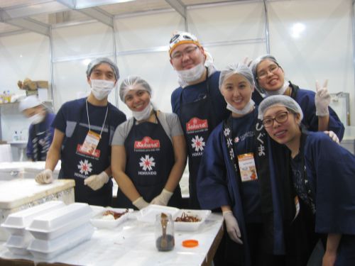 北海道ブースで奮闘した青年部「ひぐま会」のメンバー