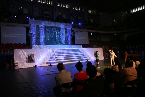 寸劇の様子(孔子、ソクラテスら古代思想家が登場する場面)