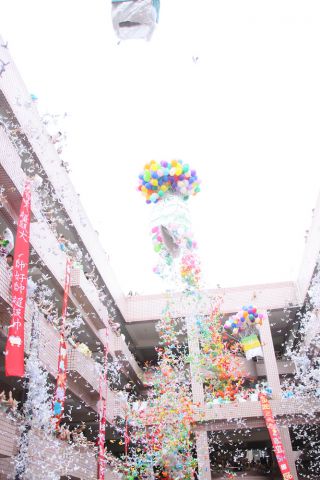 一斉に紙吹雪を舞わせます