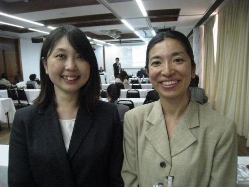 報告会に参加した北海道出身の武井さん(左)と佐賀さん