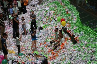 降り積もった紙吹雪に埋もれての記念撮影