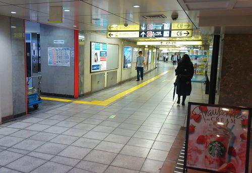 銀座駅地下の通路。このエレベーターに乗ると…