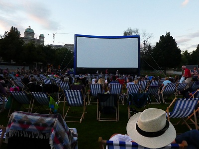 野外映画館の会場。夜9時を回っていますがまだ明るいです
