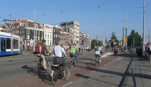 赤茶色に塗られた道路部分が自転車専用道路