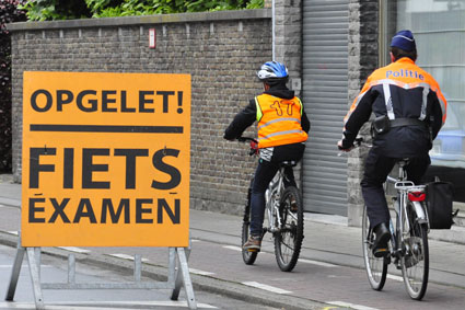 警察官に見守られながら試験に臨む小学生