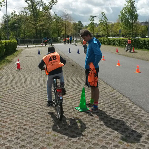 ちょっと難しい障害物などにも挑戦！（画像提供：Fietsen)