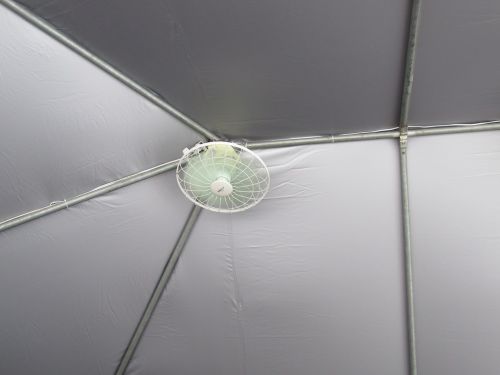 テントの上に設置された扇風機