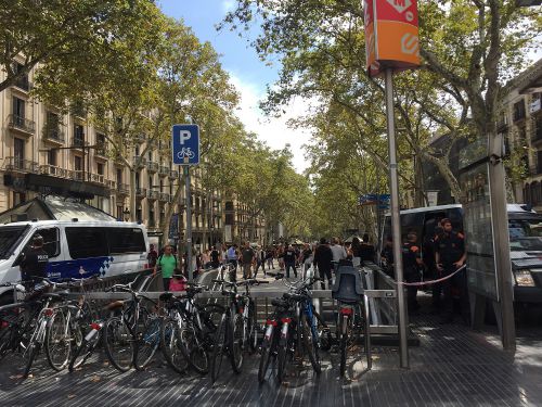 カタルーニャ広場横のランブラス通の入り口に警官が