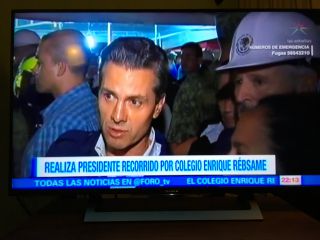 現場を訪れたペニャニエト大統領（現地テレビの映像より）