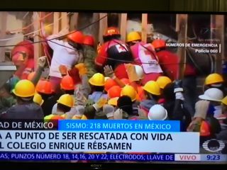 拳を掲げて静寂を促しています（現地テレビの映像より）