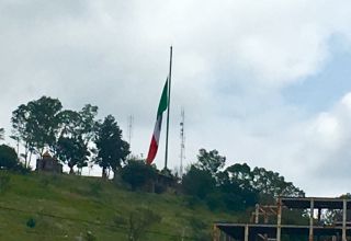 半旗となったメキシコ国旗