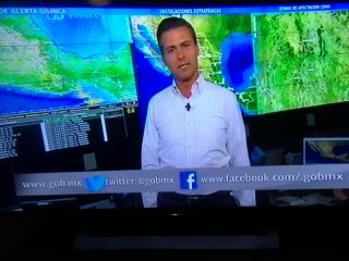 番組の途中で大統領が市民に訴え掛ける(現地テレビ局の映像より)