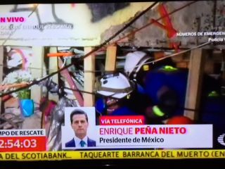 救出のカウントダウンの中、大統領が電話出演(現地テレビ局の映像より)