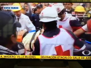 時折、ほかの現場からも救出映像を公開(現地テレビ局の映像より)
