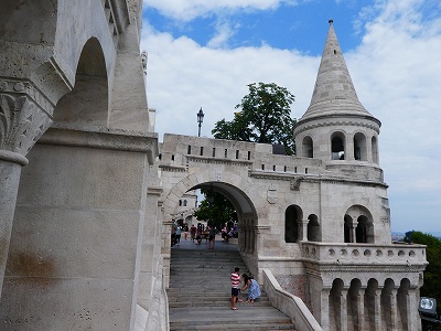 丘を登っていくと漁夫の砦(Fisherman´s Bastion)という名前の建物が。1895-1902年に建てられたこのユニークな白亜の搭、ハンガリー建国千年祭の時にできたそう