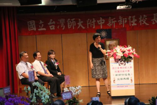 来賓代表で祝辞を述べる北一女の楊世瑞(ヤン・シールイ)校長(右)