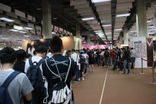 この長い列は…