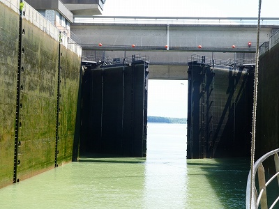 開きつつあるドナウ川に多くある水門