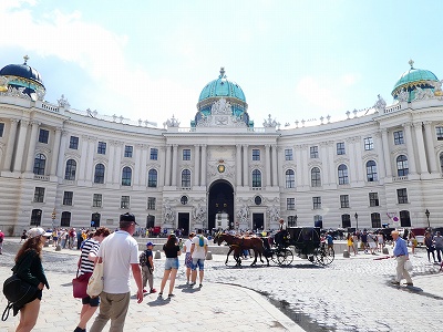 ホーフブルグ宮殿ではエリザベート王妃とフランツ・ヨーゼフ皇帝・エリザベート皇妃の豪華な部屋が公開されています