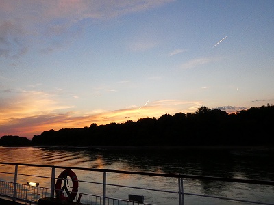 船上から見る、ドナウ川での夕焼け空