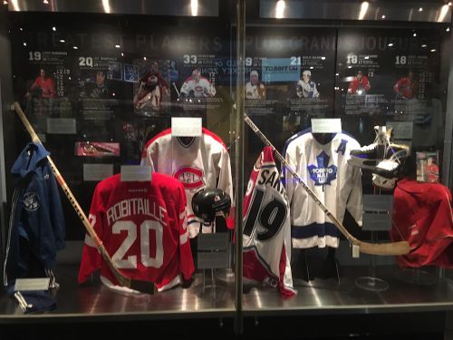 地元カナダの選手のユニホームなど