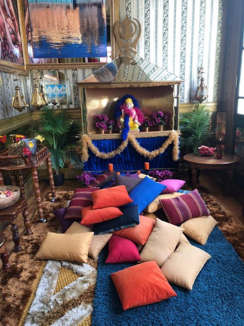 内部はインドのマハラジャが住むようなスタイル！！