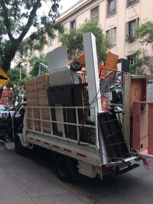 トラックに載せられるまで詰め込んで引っ越しをします