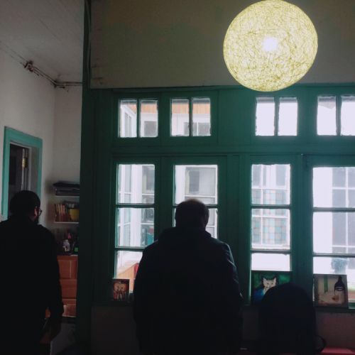 新しい引っ越し先は古い造りの家で天井が高く、小さな庭などもあり環境がずいぶんと変化しました