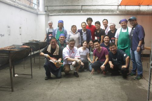 ブラジル北海道協会の関係者。後列左から４人目が大沼会長