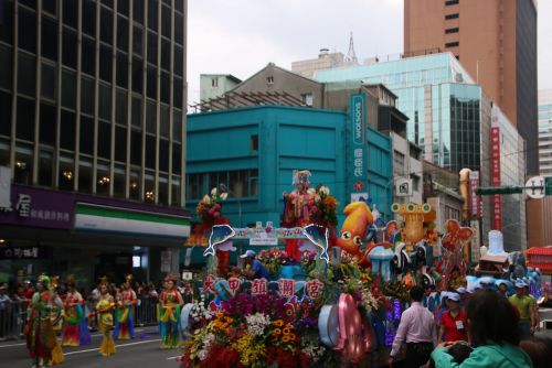 お寺の装飾車両より