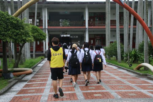 交流相手が待つ校庭へ移動