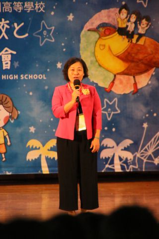 あいさつを行う黄贇瑾（ファン・ユンジン）校長