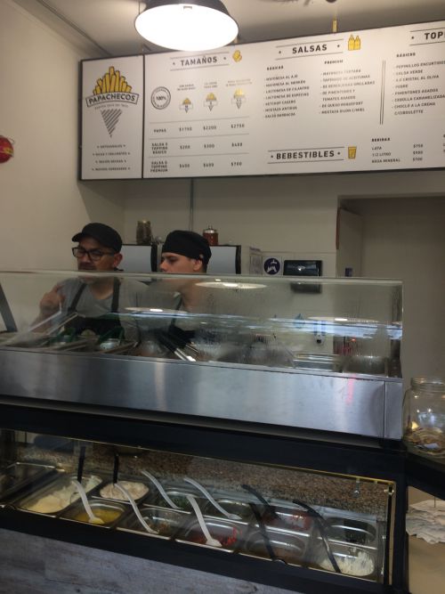 店内も超シンプル。働く人も2人だけ。お持ち帰り専門！！