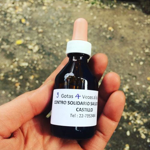 このボトルに入ったエキスをスポイトを使って１日4回飲んでいます